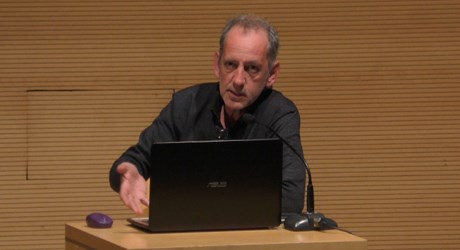 Ένα φάντασμα πλανιέται πάνω από τα κόμικς. Το φάντασμα των graphic novels Ένα φάντασμα πλανιέται πάνω από τα κόμικς. Το φάντασμα των graphic novels