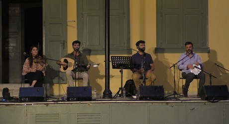 Γλεντώντας στο μεγάλο χωριό της Αθήνας. Ανακαλύπτοντας τα γλέντια στα κουτούκια, τις ταβέρνες και τις μουσικές σκηνές της πόλης Γλεντώντας στο μεγάλο χωριό της Αθήνας. Ανακαλύπτοντας τα γλέντια στα κουτούκια, τις ταβέρνες και τις μουσικές σκηνές της πόλης